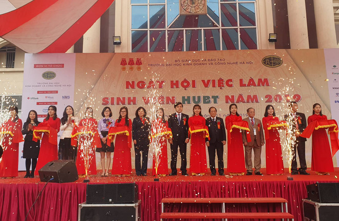 Các đại biểu cắt băng khai mạc Ngày hội việc làm 2019. (Ảnh: PV/Vietnam+) Hà Nội: Giới thiệu khoảng 3.500 cơ hội việc làm cho sinh viên ảnh 1