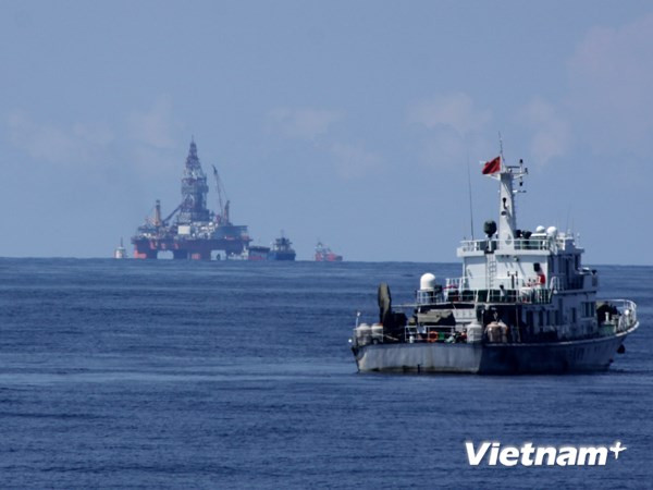 Tàu Trung Quốc bảo vệ giàn khoan Hải Dương-981. (Ảnh: Sơn Bách/Vietnam+) Tàu Việt Nam cách vị trí mới của Hải Dương-981 hơn 10 hải lý ảnh 1