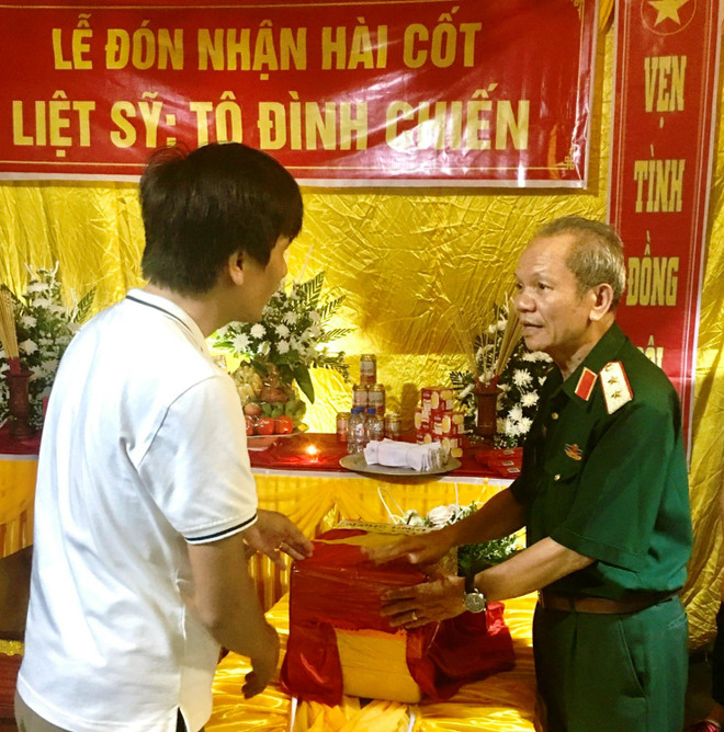 Trung tướng Hoàng Khánh Hưng, đại diện Hội Hỗ trợ gia đình liệt sỹ Việt Nam đưa hài cốt liệt sỹ về với gia đình. (Ảnh nhân vật cung cấp) Nỗi mong mỏi xây dựng 'Ngân hàng gene' để trả lại tên cho các liệt sỹ ảnh 1