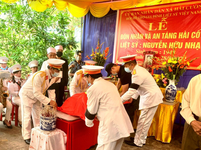 Hội Hỗ trợ gia đình liệt sỹ Việt Nam đưa hài cốt liệt sỹ Nguyễn Hữu Nhạ trở về quê nhà Xã Hải Cường, Hải Hậu, Nam Định. Nỗi mong mỏi xây dựng 'Ngân hàng gene' để trả lại tên cho các liệt sỹ ảnh 2