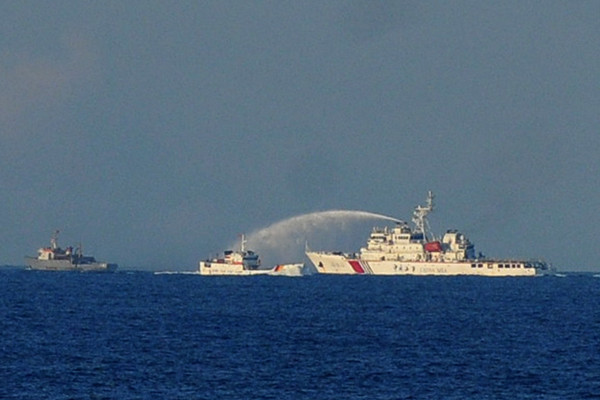 Từ Hoàng Sa: Tàu Trung Quốc bao vây phun nước vào tàu Việt Nam ảnh 1