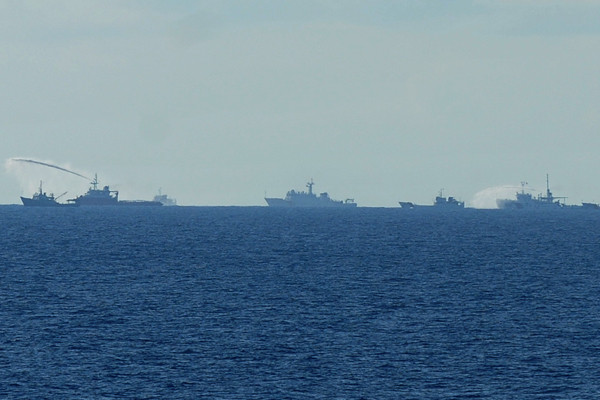 Từ Hoàng Sa: Tàu Trung Quốc bao vây phun nước vào tàu Việt Nam ảnh 4