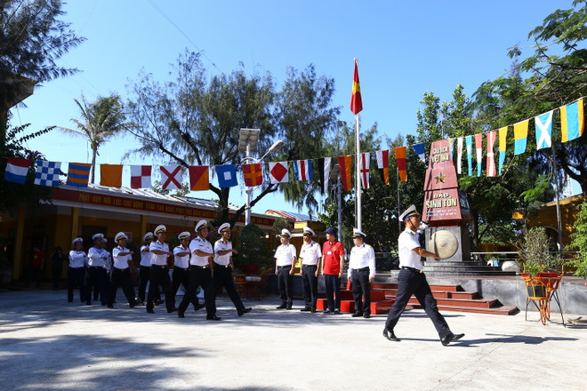 [Photo] Lễ chào cờ uy nghiêm trên đảo Sinh Tồn ảnh 6