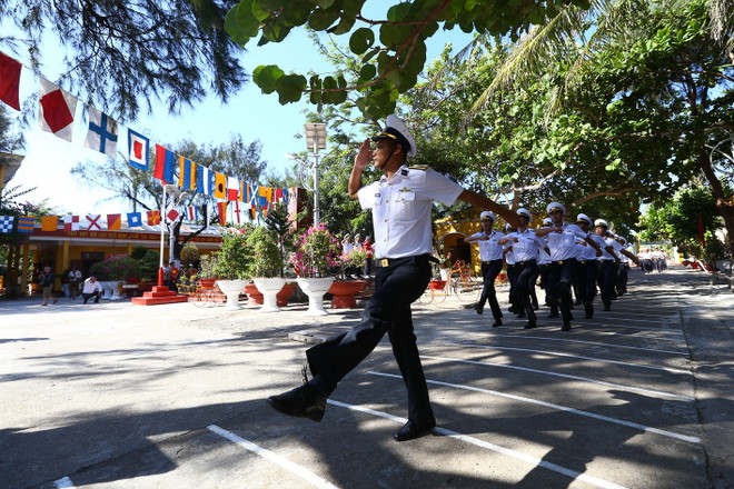 [Photo] Lễ chào cờ uy nghiêm trên đảo Sinh Tồn ảnh 5