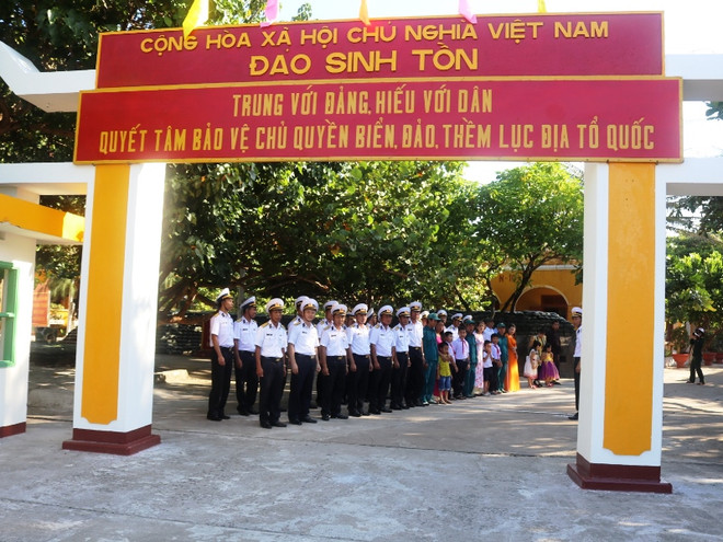 [Photo] Lễ chào cờ uy nghiêm trên đảo Sinh Tồn ảnh 1