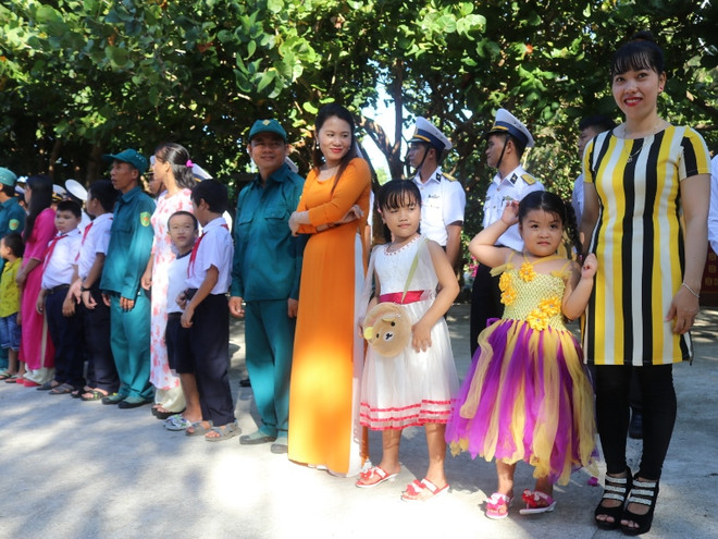 [Photo] Lễ chào cờ uy nghiêm trên đảo Sinh Tồn ảnh 2