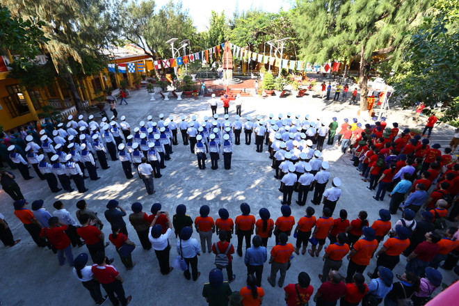 [Photo] Lễ chào cờ uy nghiêm trên đảo Sinh Tồn ảnh 3