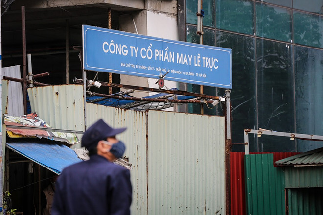 Tòa nhà 8B Lê Trực im lìm chờ phá dỡ. (Ảnh: Minh Sơn/Vietnam+) Hà Nội: Lắp vận thăng chuẩn bị phá dỡ giai đoạn 2 tòa 8B Lê Trực ảnh 3