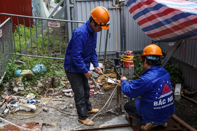 Các công nhân tiến hành lắp đặt vận thăng chiều 23/4 (Ảnh: Minh Sơn/Vietnam+) Hà Nội: Lắp vận thăng chuẩn bị phá dỡ giai đoạn 2 tòa 8B Lê Trực ảnh 2