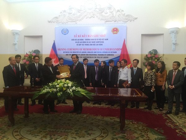 Việt Nam-Camphuchia ký kết bản ghi nhớ hợp tác quản lý lao động di cư ảnh 1