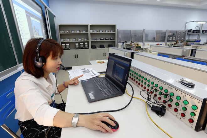 Giảng viên của Trường Cao đẳng Cơ điện Hà Nội đang giảng bài bằng Hệ thống đào tạo trực tuyến E-Learning. (Ảnh: Anh Tuấn/TTXVN) Cơ sở giáo dục nghề nghiệp đào tạo trực tuyến không quá 5 giờ/ngày ảnh 1