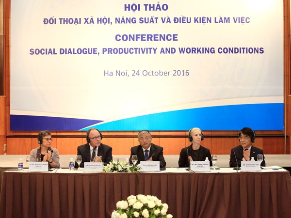 Hội nghị về đối thoại xã hội, năng suất và điều kiện làm việc. (Ảnh: Anh Tuấn/TTXVN) Đối thoại tại nơi làm việc là “chìa khóa” để tăng năng suất lao động ảnh 2