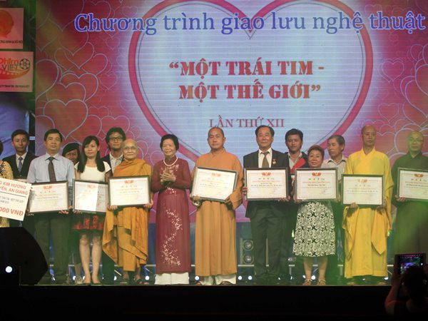 Tôn vinh người khuyết tật, trẻ mồ côi và người bảo trợ tiêu biểu ảnh 1