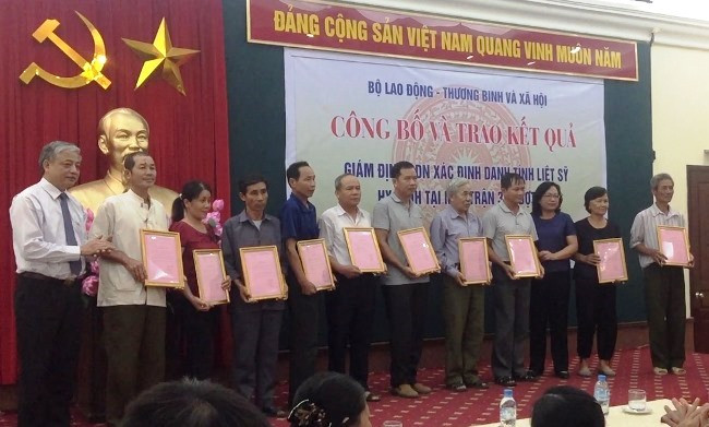 Trao kết quả giám định ADN xác minh danh tính liệt sỹ hy sinh tại Lào ảnh 1