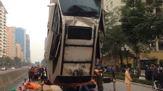 Hà Nội: Xế hộp lao qua dải phân cách, nằm "ngửa bụng" dưới mương ảnh 3