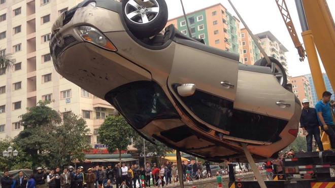 Hà Nội: Xế hộp lao qua dải phân cách, nằm "ngửa bụng" dưới mương ảnh 4