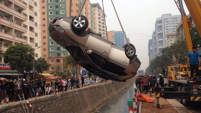 Hà Nội: Xế hộp lao qua dải phân cách, nằm "ngửa bụng" dưới mương ảnh 2