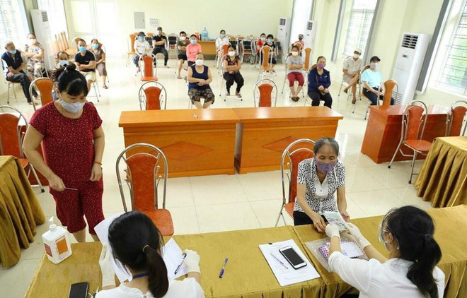 Hà Nội thực hiện chi trả hỗ trợ tiền mặt cho người lao động theo Nghị quyết 68/NQ-CP. (Ảnh: Hoàng Hiếu/TTXVN) Cần chính sách hỗ trợ doanh nghiệp, lao động tương tự Nghị quyết 68 ảnh 1