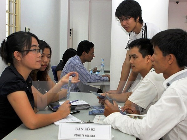 Tư vấn cho lao động trước khi đi làm việc ở nước ngoài. (Ảnh: Trần Việt/TTXVN) Lần đầu tiên có 2 doanh nghiệp xuất khẩu lao động đạt chuẩn 6 sao ảnh 3