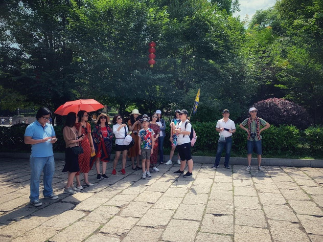 Hướng dẫn viên du lịch dẫn khách đoàn thời COVID-19 còn chưa xuất hiện. (Ảnh minh họa: Xuân Mai/Vietnam+) Đề xuất hỗ trợ nghệ sỹ, hướng dẫn viên du lịch: Cần tiêu chí cụ thể ảnh 1