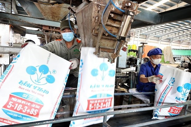Sản xuất phân bón của cả nước đạt khoảng 20,7 triệu tấn/năm. (Ảnh: Vietnam+) Cung-cầu phân bón trong nước ổn định, giá vẫn giảm so với năm ngoái ảnh 1