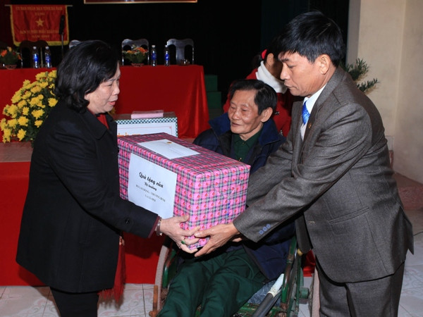 Tặng quà cho người có công nhân dịp Tết Giáp Ngọ. (Ảnh: Anh Tuấn/TTXVN) Hơn 850 tỷ đồng để chăm lo Tết cho người có công ảnh 1