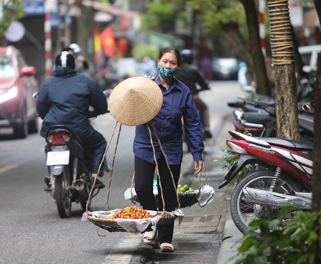 Người lao động tự do bị ảnh hưởng bởi dịch COVID-19 sẽ được nhận hỗ trợ từ Nhà nước. (Ảnh: TTXVN) Hỗ trợ lao động tự do mất việc: Chi tiết để không bỏ sót đối tượng ảnh 1