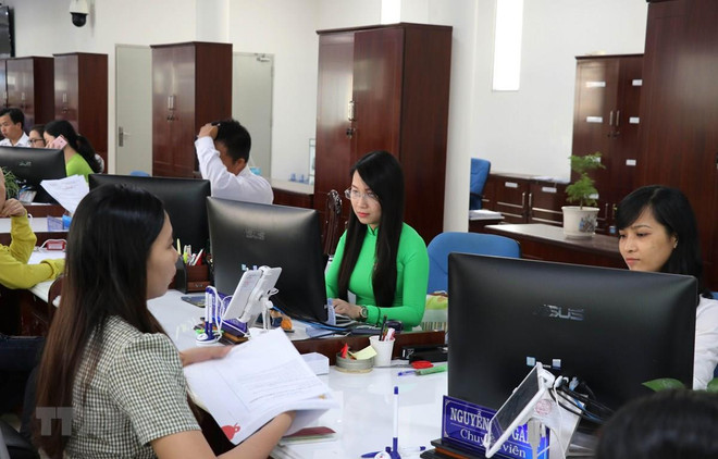 Một số cơ quan giải quyết thủ tục hành chính làm việc cả sáng thứ 7. (Ảnh minh họa: Bùi Giang/TTXVN) Thống nhất giờ làm việc từ 8h30: Chưa vướng mắc tại sao lại thay đổi? ảnh 2