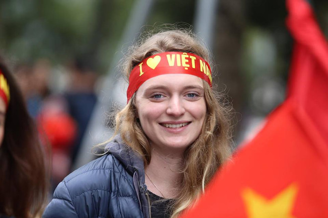 Những bóng hồng xinh đẹp xuống phổ cổ vũ U23 Việt Nam tại Hà Nội ảnh 4