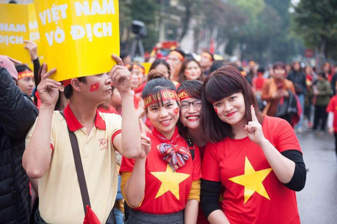 Những bóng hồng xinh đẹp xuống phổ cổ vũ U23 Việt Nam tại Hà Nội ảnh 8