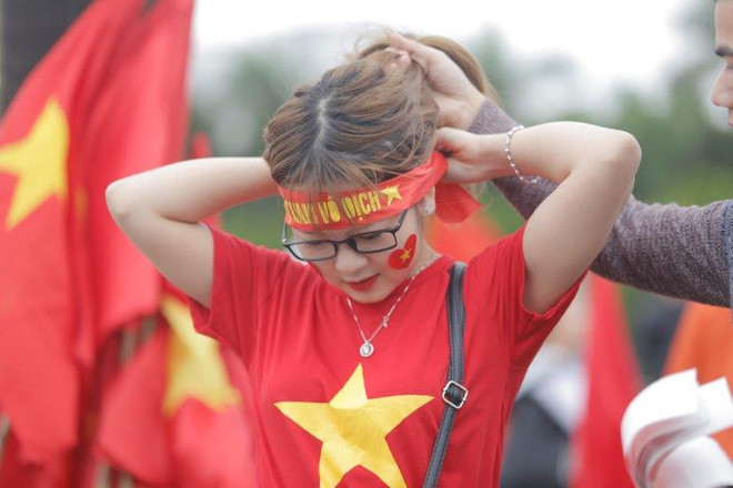 Những bóng hồng xinh đẹp xuống phổ cổ vũ U23 Việt Nam tại Hà Nội ảnh 9