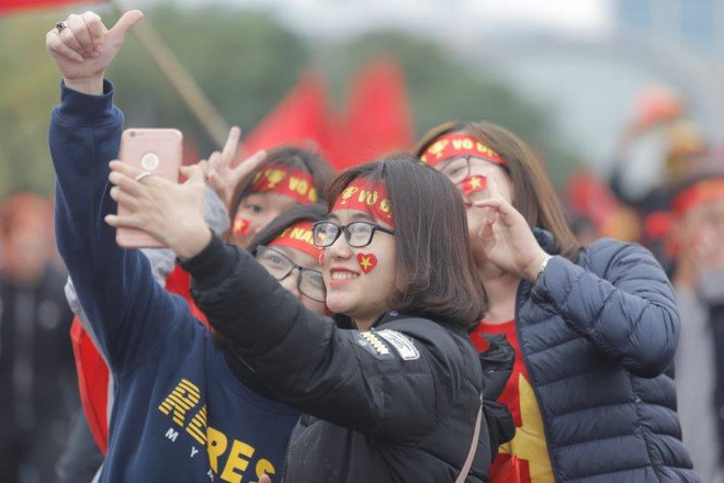 Những bóng hồng xinh đẹp xuống phổ cổ vũ U23 Việt Nam tại Hà Nội ảnh 10