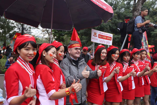 Những bóng hồng xinh đẹp xuống phổ cổ vũ U23 Việt Nam tại Hà Nội ảnh 3