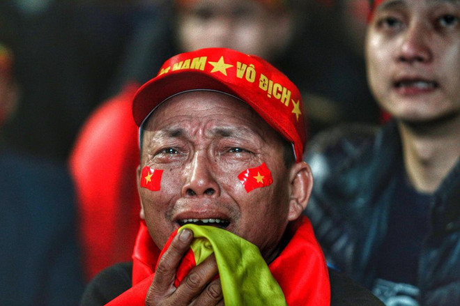 U23 tuột cúp vô địch, người hâm mộ bật khóc trong tiếc nuối và tự hào ảnh 1