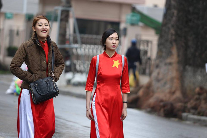 Những bóng hồng xinh đẹp xuống phổ cổ vũ U23 Việt Nam tại Hà Nội ảnh 5