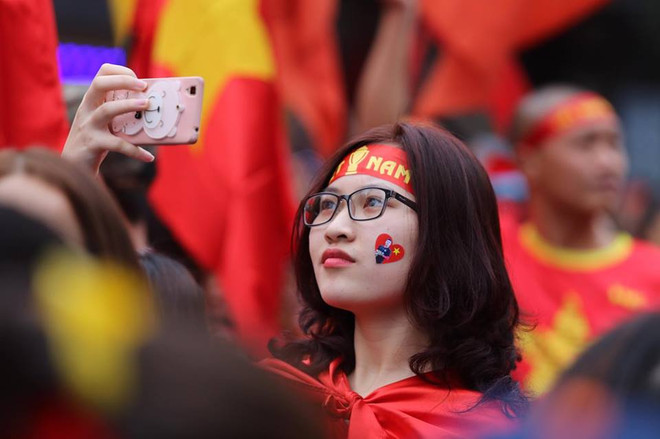 Những bóng hồng xinh đẹp xuống phổ cổ vũ U23 Việt Nam tại Hà Nội ảnh 1