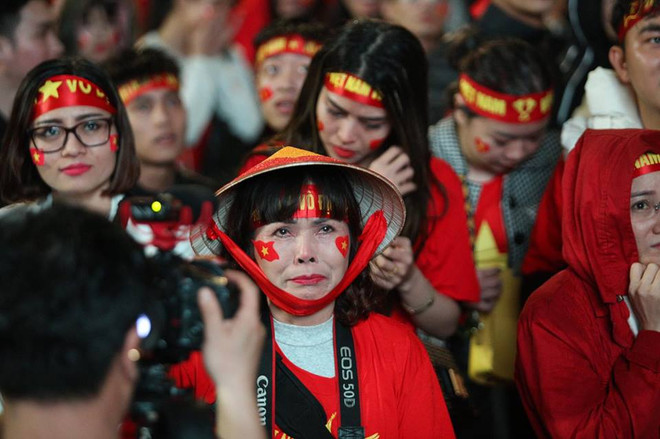 Giọt nước mắt tiếc nuối của người hâm mộ Việt Nam ảnh 5