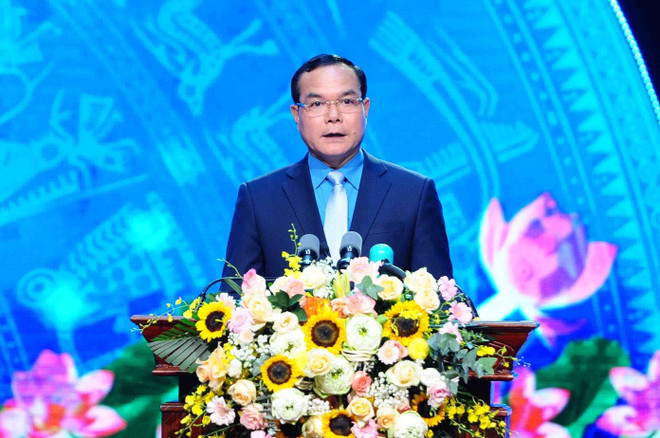 Chủ tịch Tổng liên đoàn Lao động Việt Nam Nguyễn Đình Khang phát biểu khai mạc lễ trao giải. (Ảnh: Minh Đức/TTXVN) Trao thưởng giải Nguyễn Văn Linh cho 10 cán bộ công đoàn xuất sắc ảnh 1