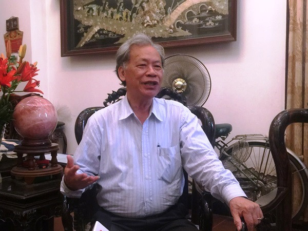 Vì sao lương công chức thấp vẫn sắm xe xịn, cho con du học? ảnh 1