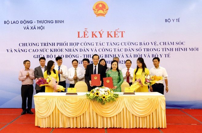 Bộ LĐ-TB&XH và Bộ Y tế ký kết tăng cường chăm sóc sức khỏe toàn dân ảnh 1