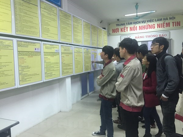 Lao động tham gia phiên giao dịch việc làm chuyên đề bán thời gian. (Ảnh: Hồng Kiều/Vietnam+) Cả nước còn hơn 9,1 triệu lao động bị ảnh hưởng bởi dịch COVID-19 ảnh 1