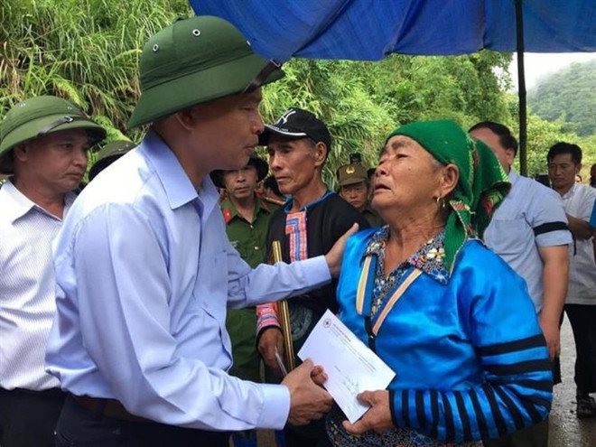 Bí thư Tỉnh ủy Thanh Hóa Trịnh Văn Chiến cùng đoàn công tác thắp hương, chia buồn gia đình nạn nhân bị vùi lấp mới được tìm thấy tại bản Sa Ná, xã Na Mèo, Quan Sơn. (Ảnh: Khiếu Tư/TTXVN) Trưởng công an xã hy sinh khi chống lũ được công nhận là liệt sỹ ảnh 1
