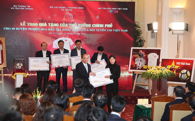 Đấu giá áo tuyển U23 thu về 20 tỷ đồng dành tặng 20 huyện nghèo ảnh 2