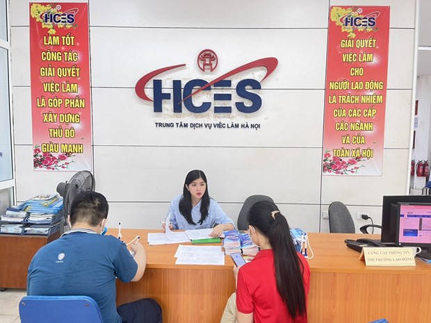 Tư vấn cho lao động tham gia phiên giao dịch việc làm. (Ảnh: PV/Vietnam+) Nhu cầu tuyển dụng nhiều ngành nghề giảm mạnh do suy thoái kinh tế ảnh 1