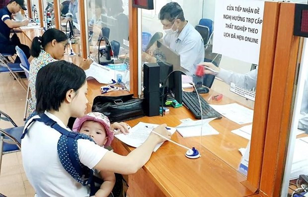Lao động làm thủ tục hưởng bảo hiểm thất nghiệp. (Ảnh minh họa: PV/Vietnam+) ĐBQH: Xây dựng quỹ dự phòng an sinh xã hội, rà soát các gói hỗ trợ ảnh 1