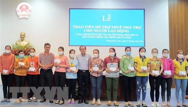Hỗ trợ tiền thuê nhà trọ cho người lao động tại Cà Mau. (Ảnh: Kim Há/TTXVN) ĐBQH: Xây dựng quỹ dự phòng an sinh xã hội, rà soát các gói hỗ trợ ảnh 2
