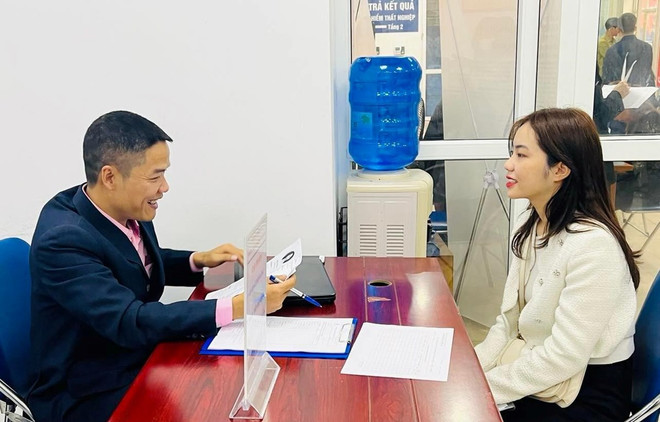 Phỏng vấn tuyển dụng lao động tại phiên giao dịch việc làm. (Ảnh: Hồng Kiều/Vietnam+) Nhu cầu tuyển dụng nhiều ngành nghề giảm mạnh do suy thoái kinh tế ảnh 2