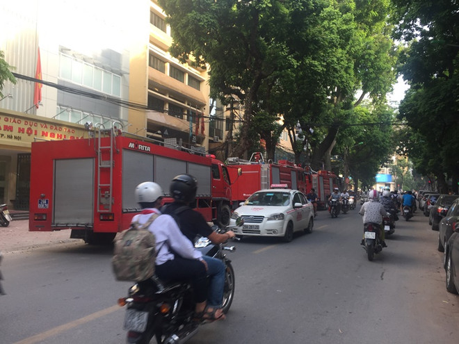Hà Nội: Chập điện cầu thang máy gây cháy tại Viện Ứng dụng Công nghệ ảnh 2