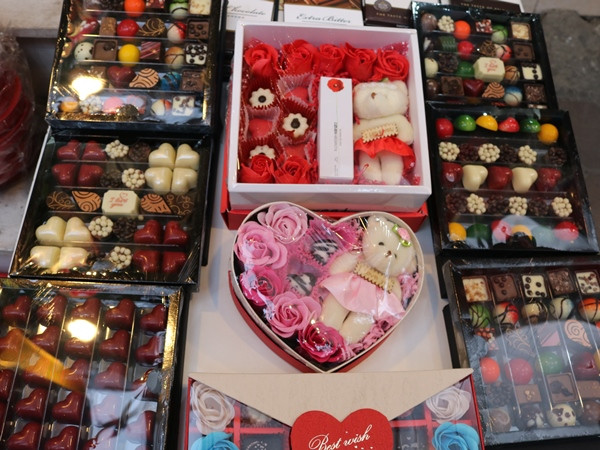 Nhộn nhịp thị trường quà tặng Valentine, chocolate vẫn hút khách ảnh 2