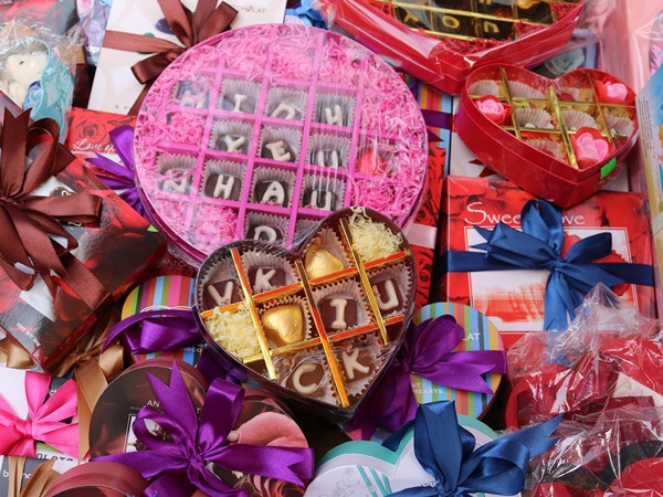 Nhộn nhịp thị trường quà tặng Valentine, chocolate vẫn hút khách ảnh 3